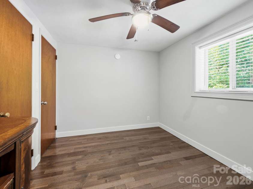 425 Lyndhurst Drive, Hendersonville, NC 28791.  MLS# CAR4395243, YatesRealty ID 13890. 