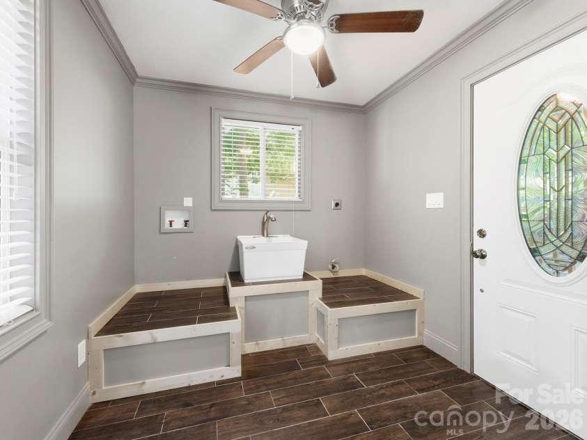 425 Lyndhurst Drive, Hendersonville, NC 28791.  MLS# CAR4395243, YatesRealty ID 13890. 