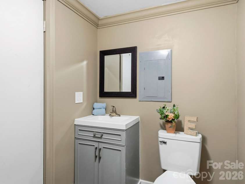 425 Lyndhurst Drive, Hendersonville, NC 28791.  MLS# CAR4395243, YatesRealty ID 13890. 