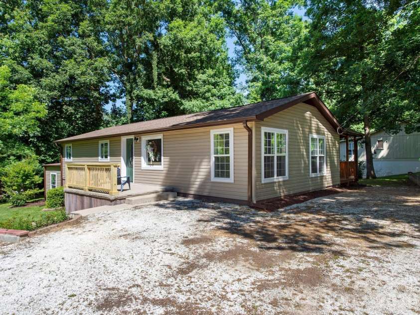 425 Lyndhurst Drive, Hendersonville, NC 28791.  MLS# CAR4395243, YatesRealty ID 13890. 