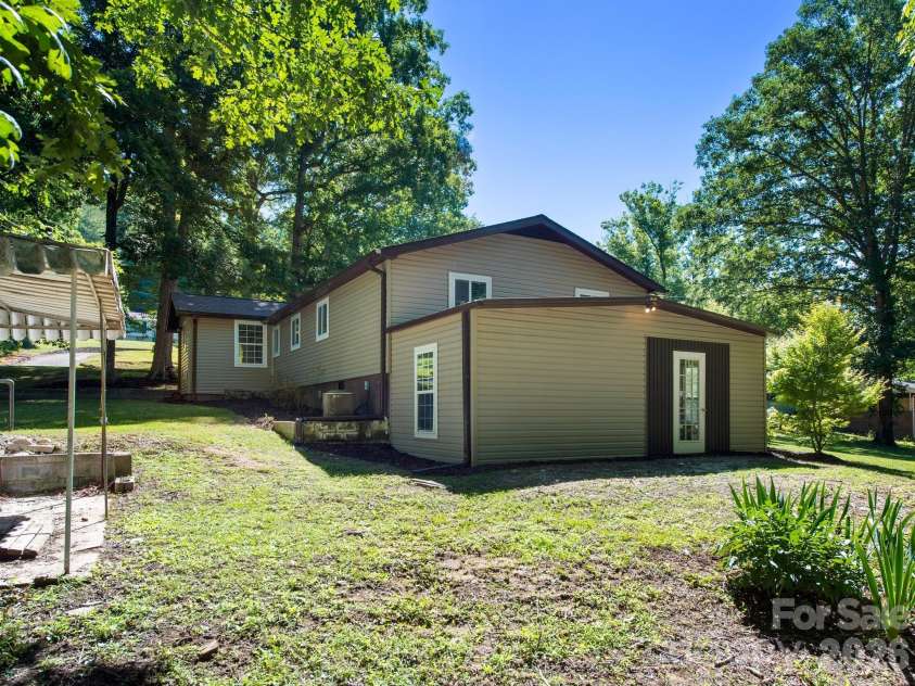 425 Lyndhurst Drive, Hendersonville, NC 28791.  MLS# CAR4395243, YatesRealty ID 13890. 