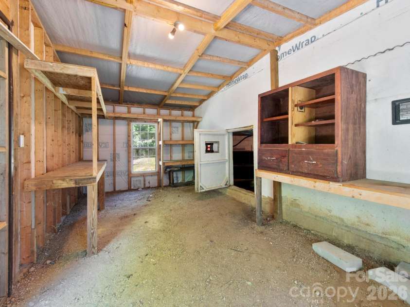 425 Lyndhurst Drive, Hendersonville, NC 28791.  MLS# CAR4395243, YatesRealty ID 13890. 