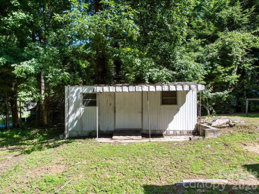 425 Lyndhurst Drive, Hendersonville, NC 28791.  MLS# CAR4395243, YatesRealty ID 13890. 