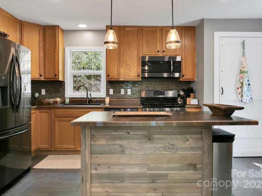544 Jeter Mountain Road, Penrose, NC 28766.  MLS# CAR4251034, YatesRealty ID 13890. Breakfast Bar