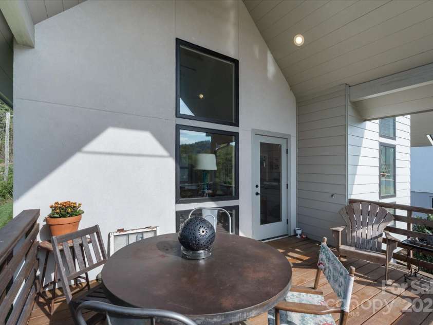 976 Riceville Road, Asheville, NC 28805.  MLS# CAR4247752, YatesRealty ID 13892. 