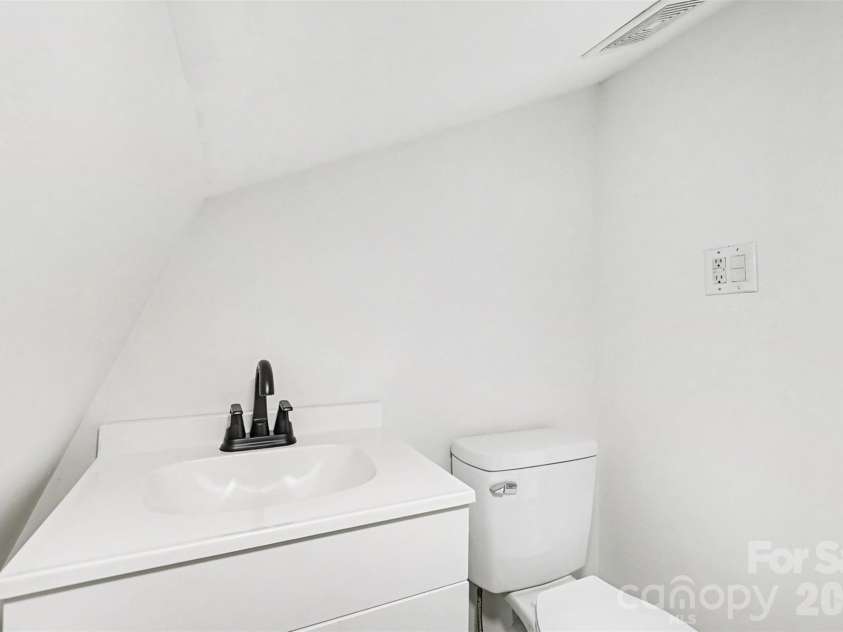 655 Ridgecrest Drive, Mooresville, NC 28115.  MLS# CAR4330095, YatesRealty ID 13894. 