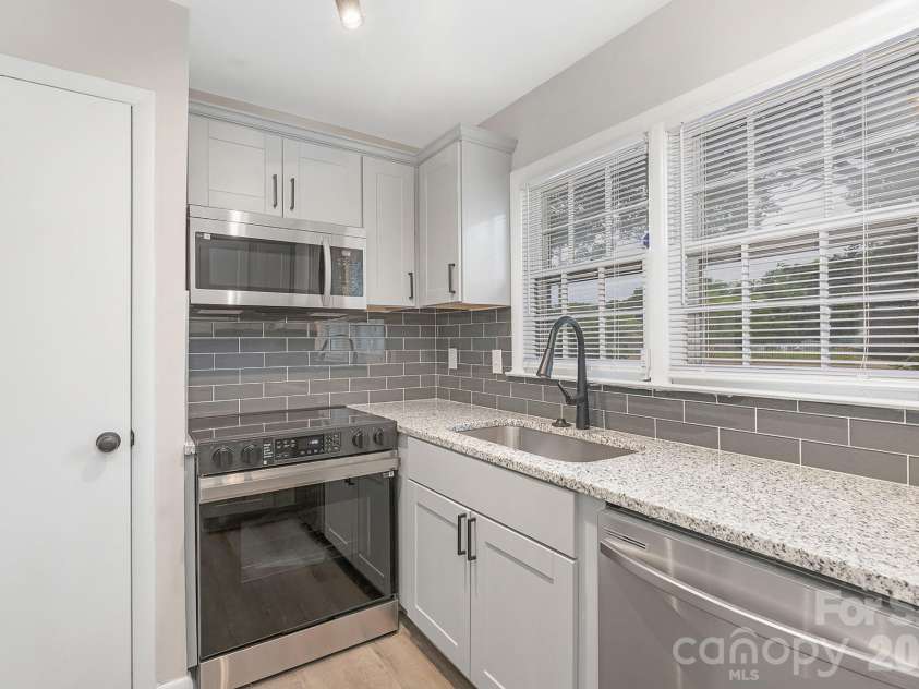 4601 Coronado Drive, Charlotte, NC 28212.  MLS# CAR4365207, YatesRealty ID 13896. 