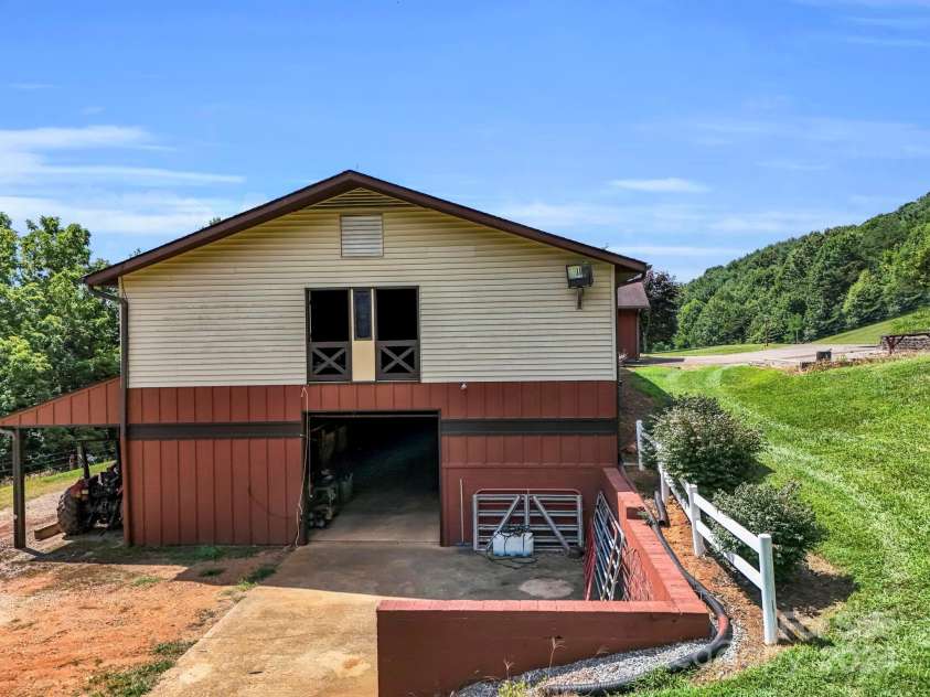 72 Bentwood Drive, Candler, NC 28715.  MLS# CAR4173355, YatesRealty ID 13897. 