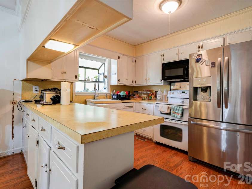 1202 Ridgemont Avenue, Shelby, NC 28150.  MLS# CAR4368310, YatesRealty ID 13898. Kitchen