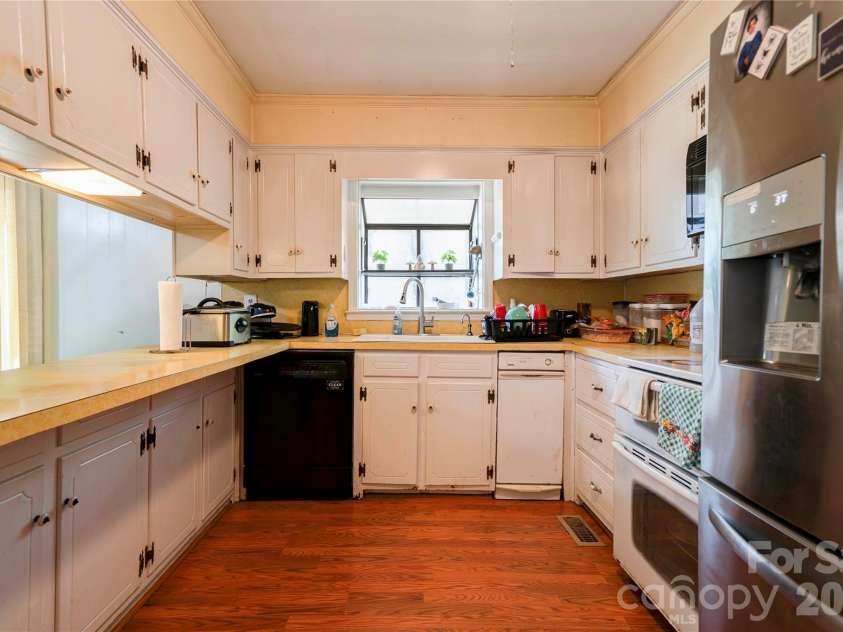1202 Ridgemont Avenue, Shelby, NC 28150.  MLS# CAR4368310, YatesRealty ID 13898. Kitchen