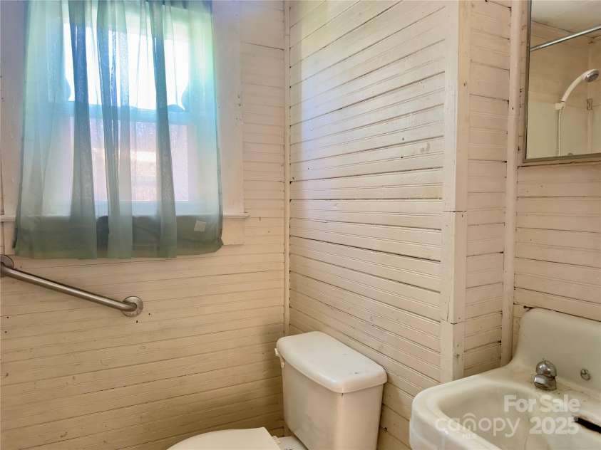 1277 Virginia Road, Marion, NC 28752.  MLS# CAR4244101, YatesRealty ID 13898. Bathroom