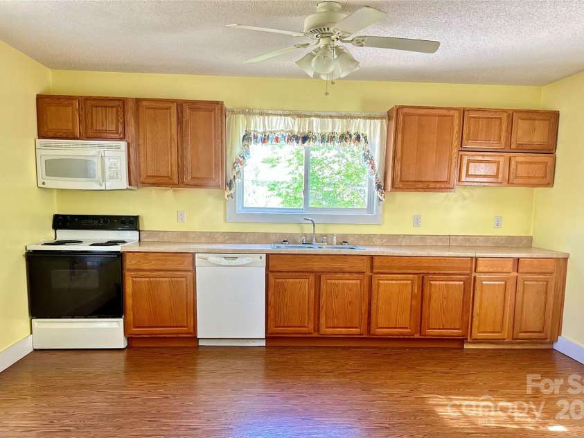 1277 Virginia Road, Marion, NC 28752.  MLS# CAR4244101, YatesRealty ID 13898. Expansive spacious kitchen
