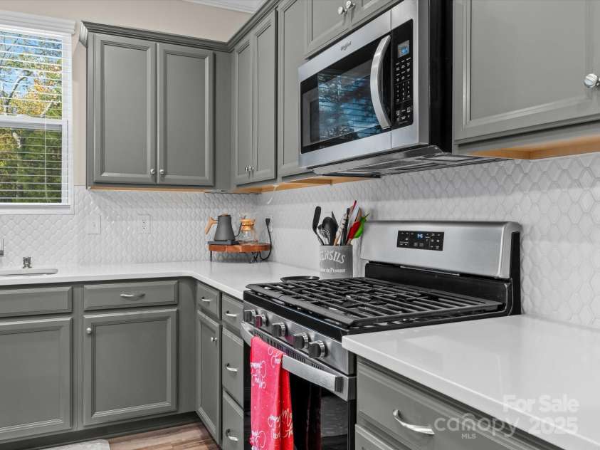 18014 Pear Hawthorne Drive, Huntersville, NC 28078.  MLS# CAR4198859, YatesRealty ID 13899. This awesome tile backsplash and gas stove is sure to impress!
