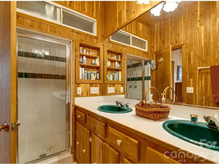 581 Mountain Laurel Drive, Franklin, NC 28734.  MLS# CAR4340981, YatesRealty ID 1390. 