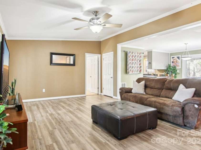 170 Elson Avenue, Hendersonville, NC 28739.  MLS# CAR4218963, YatesRealty ID 13900. 