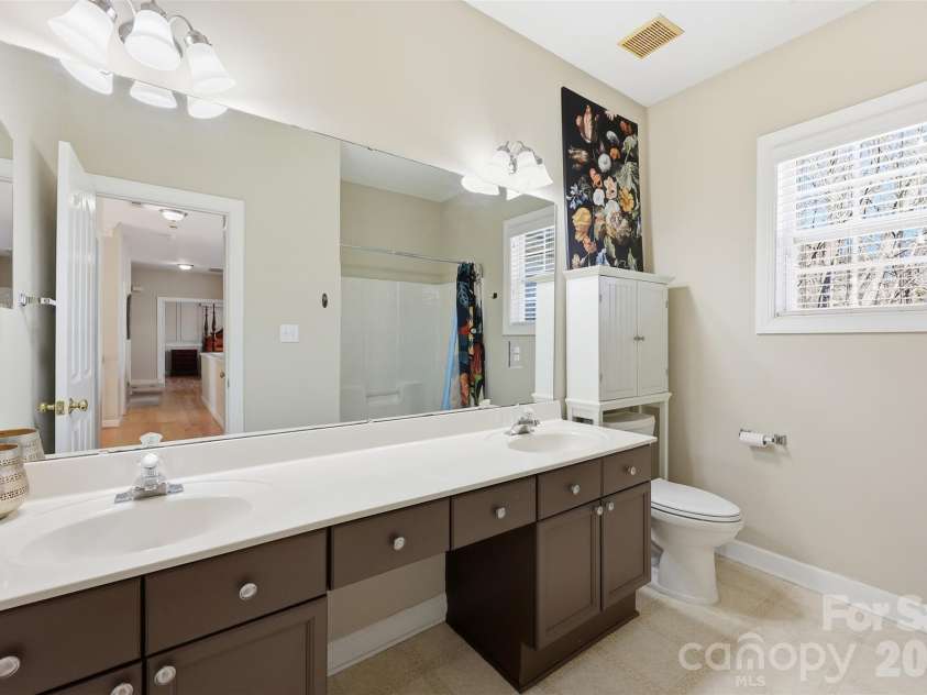 8526 Wren Creek Drive, Charlotte, NC 28269.  MLS# CAR4386065, YatesRealty ID 13901. 