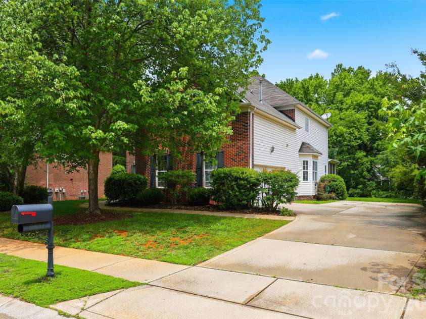 8526 Wren Creek Drive, Charlotte, NC 28269.  MLS# CAR4386065, YatesRealty ID 13901. 