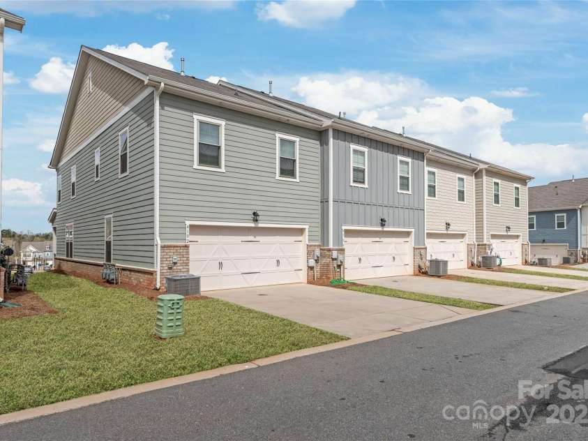 4102 Harmony Hills Drive, Matthews, NC 28104.  MLS# CAR4235594, YatesRealty ID 13904. 