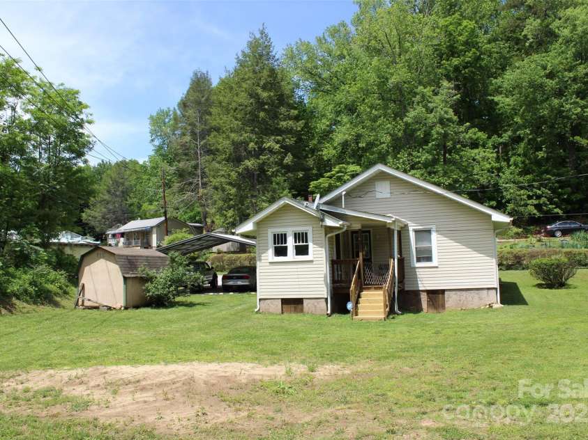 68 Rector Street, Tryon, NC 28782.  MLS# CAR4254704, YatesRealty ID 13907. 