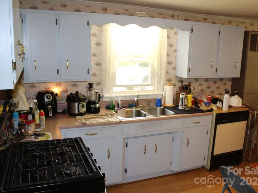 68 Rector Street, Tryon, NC 28782.  MLS# CAR4254704, YatesRealty ID 13907. 