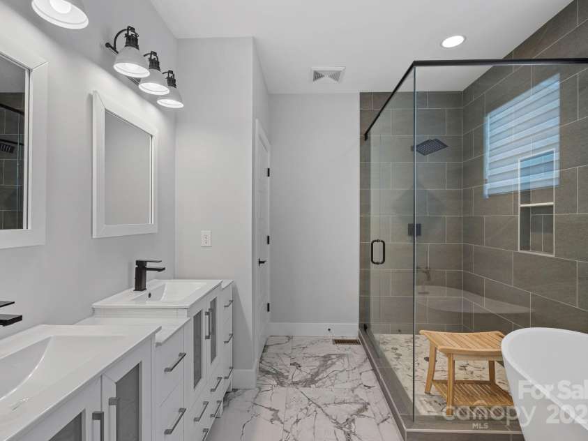 310 Wesley Heights Way, Charlotte, NC 28208.  MLS# CAR4244853, YatesRealty ID 13910. 