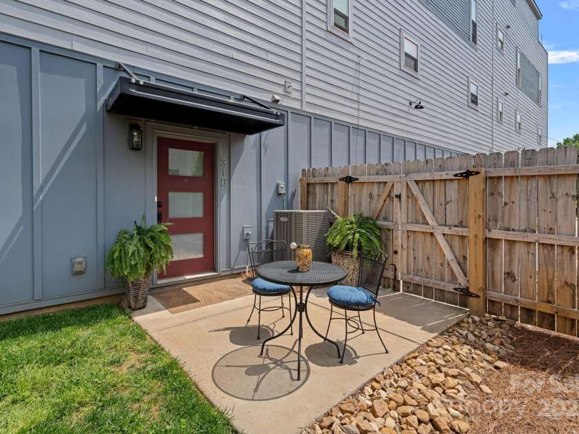 310 Wesley Heights Way, Charlotte, NC 28208.  MLS# CAR4244853, YatesRealty ID 13910. 