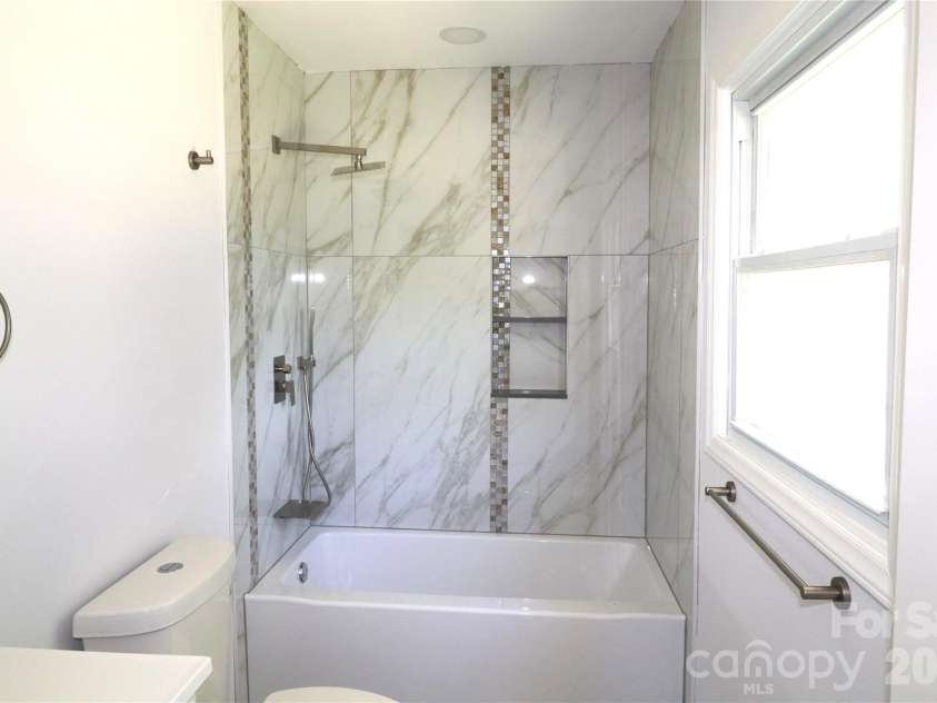 793 Vancouver Lane, Gastonia, NC 28052.  MLS# CAR4369939, YatesRealty ID 13911. Primary Bath