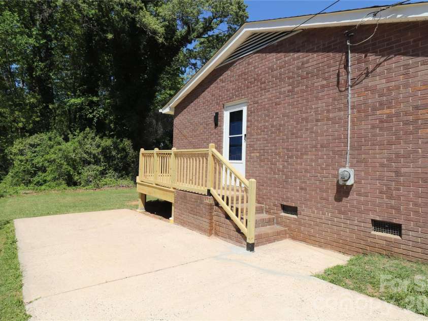 793 Vancouver Lane, Gastonia, NC 28052.  MLS# CAR4369939, YatesRealty ID 13911. Wraparound Deck