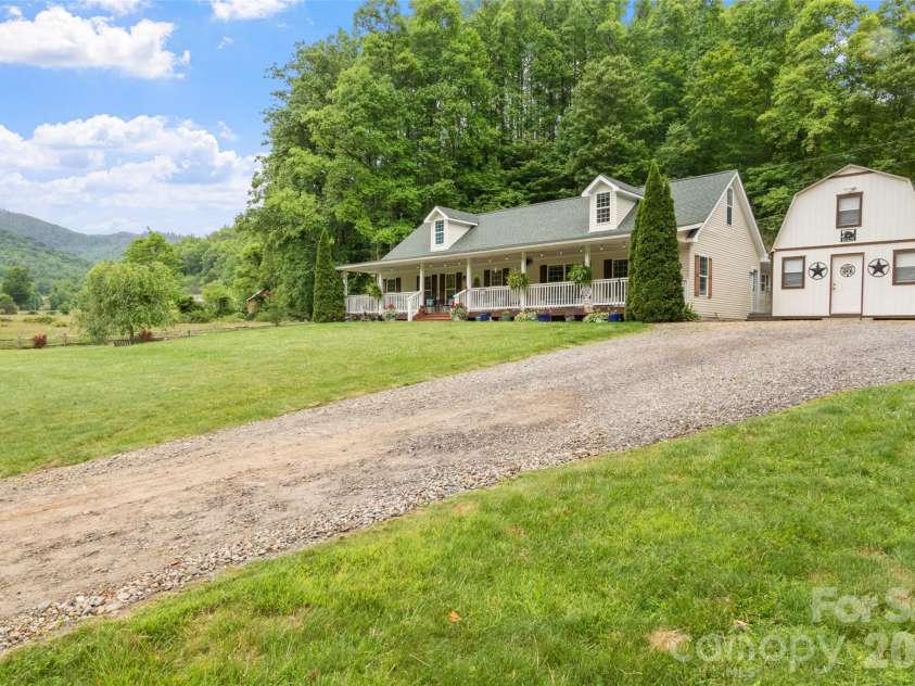 33 Copper Penny Lane, Burnsville, NC 28714.  MLS# CAR4357668, YatesRealty ID 13912. 