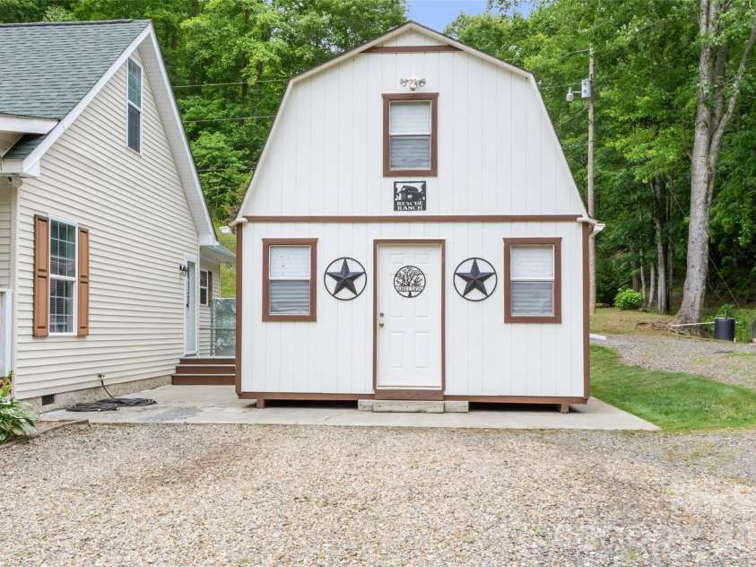 33 Copper Penny Lane, Burnsville, NC 28714.  MLS# CAR4357668, YatesRealty ID 13912. 