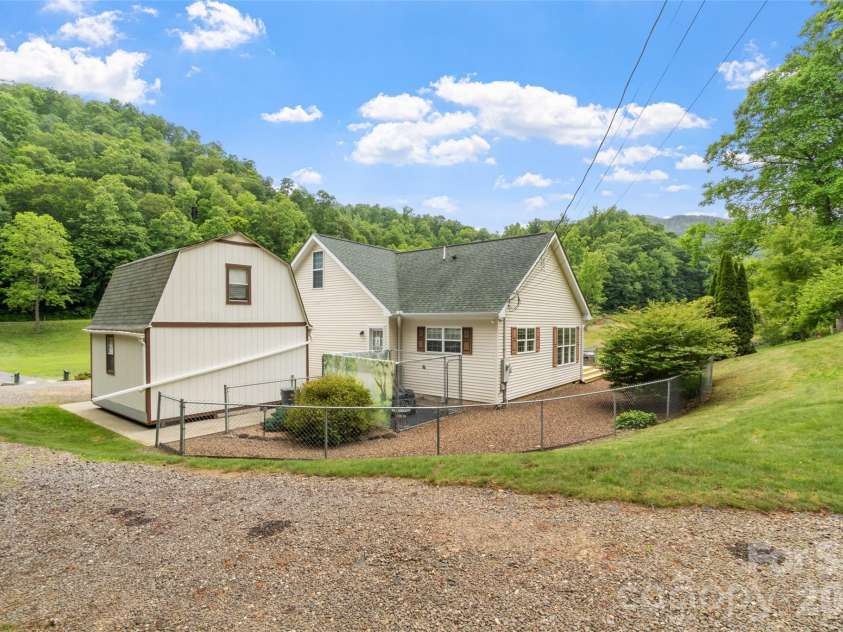 33 Copper Penny Lane, Burnsville, NC 28714.  MLS# CAR4357668, YatesRealty ID 13912. 