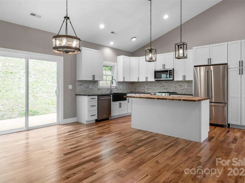 82 Arrowood Road, Weaverville, NC 28787.  MLS# CAR4233390, YatesRealty ID 13912. 