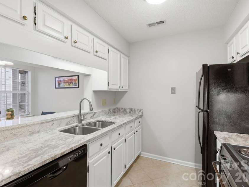 5007 Sharon Road, Charlotte, NC 28210.  MLS# CAR4356929, YatesRealty ID 13914. 