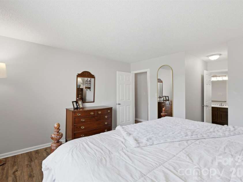 5007 Sharon Road, Charlotte, NC 28210.  MLS# CAR4356929, YatesRealty ID 13914. 