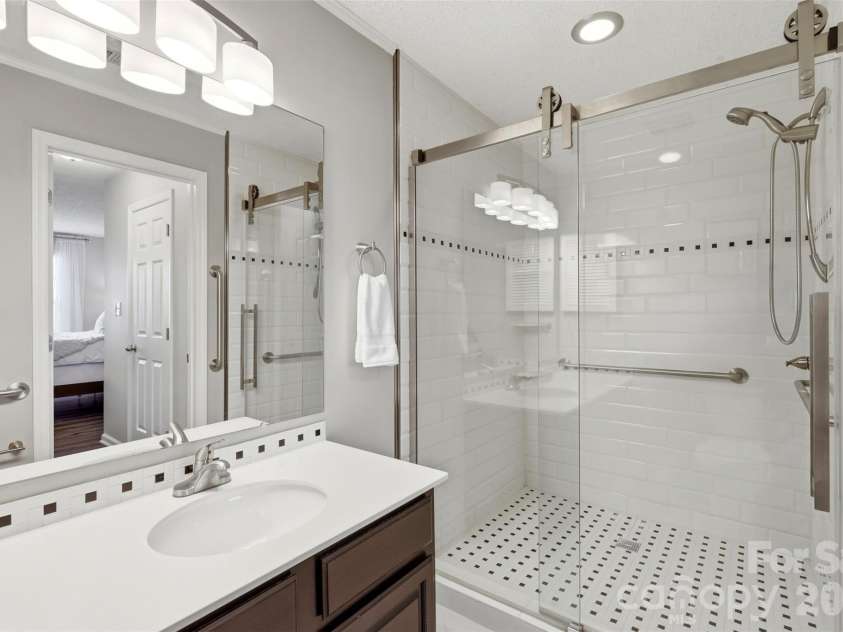 5007 Sharon Road, Charlotte, NC 28210.  MLS# CAR4356929, YatesRealty ID 13914. 