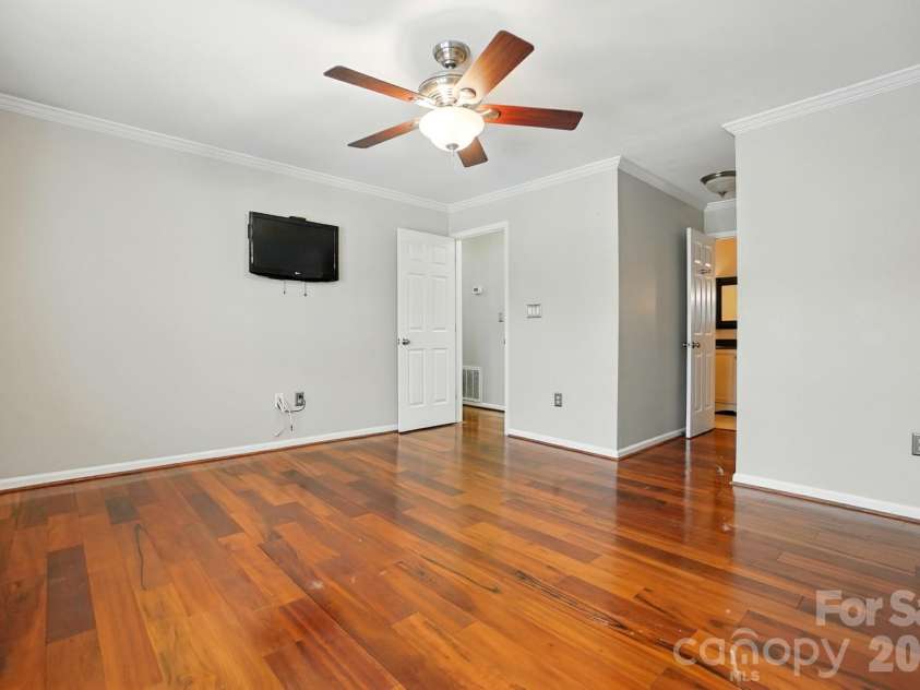 5007 Sharon Road, Charlotte, NC 28210.  MLS# CAR4419870, YatesRealty ID 13914. 