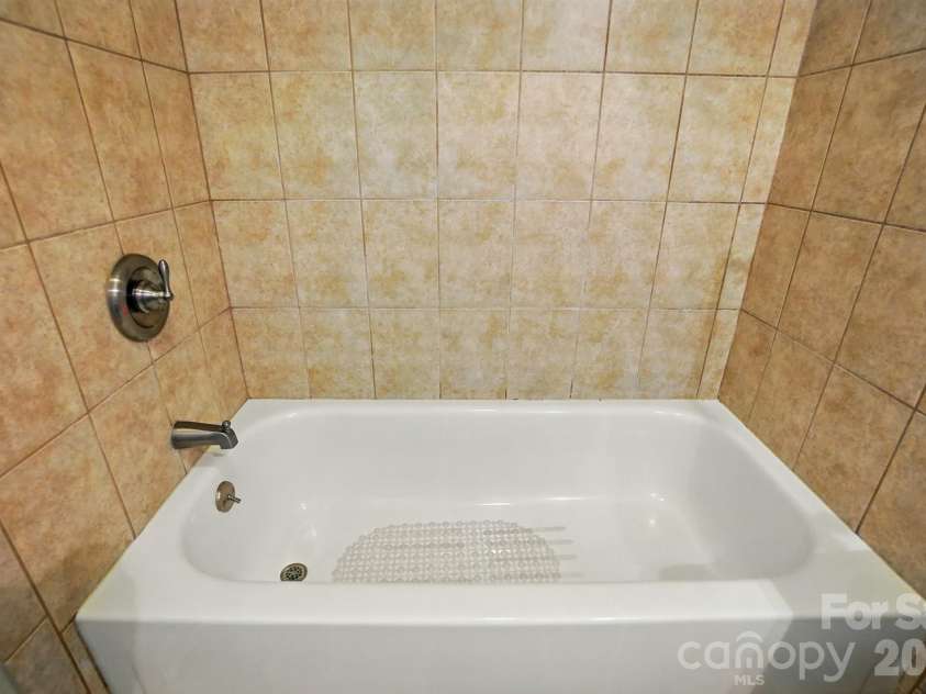 5007 Sharon Road, Charlotte, NC 28210.  MLS# CAR4419870, YatesRealty ID 13914. 