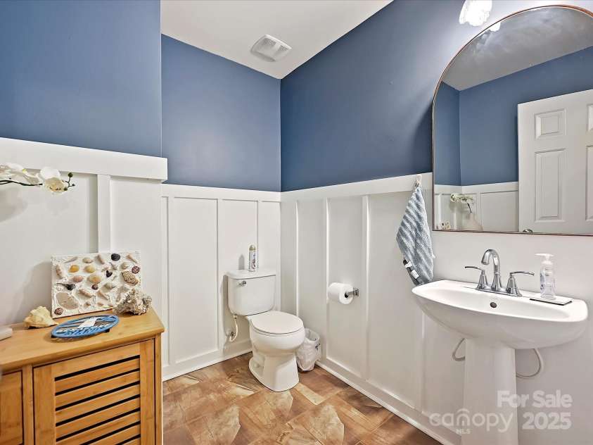 6224 Woodland Commons Drive, Charlotte, NC 28269.  MLS# CAR4250818, YatesRealty ID 13914. 