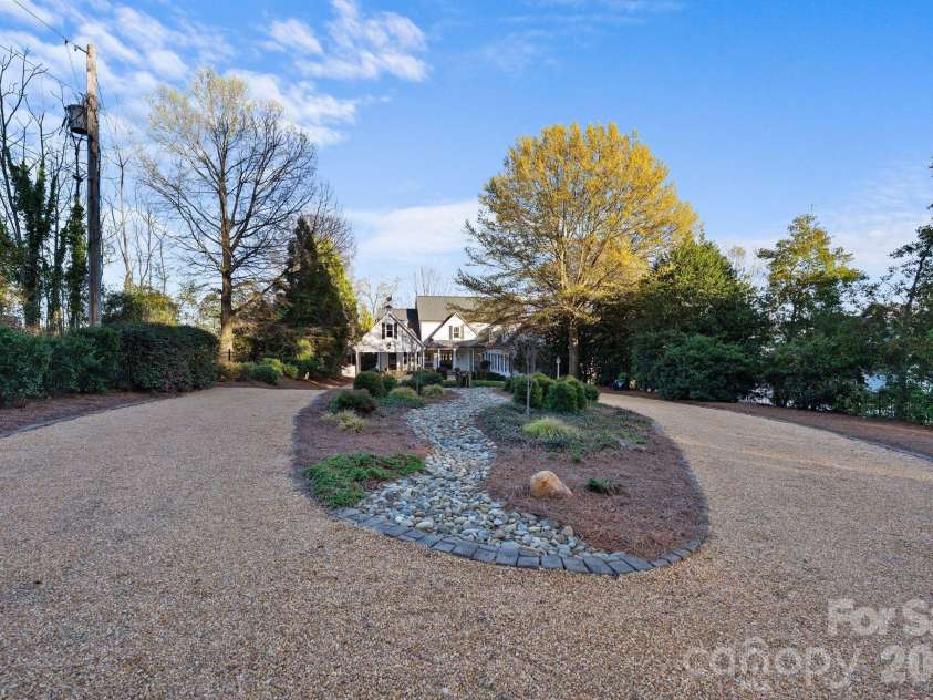18380 Nantz Road, Cornelius, NC 28031.  MLS# CAR4357588, YatesRealty ID 13915. Circle Driveway
