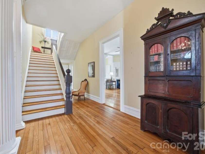 15 Kings Mountain Street, York, SC 29745.  MLS# CAR4336422, YatesRealty ID 13918. Side Hallway