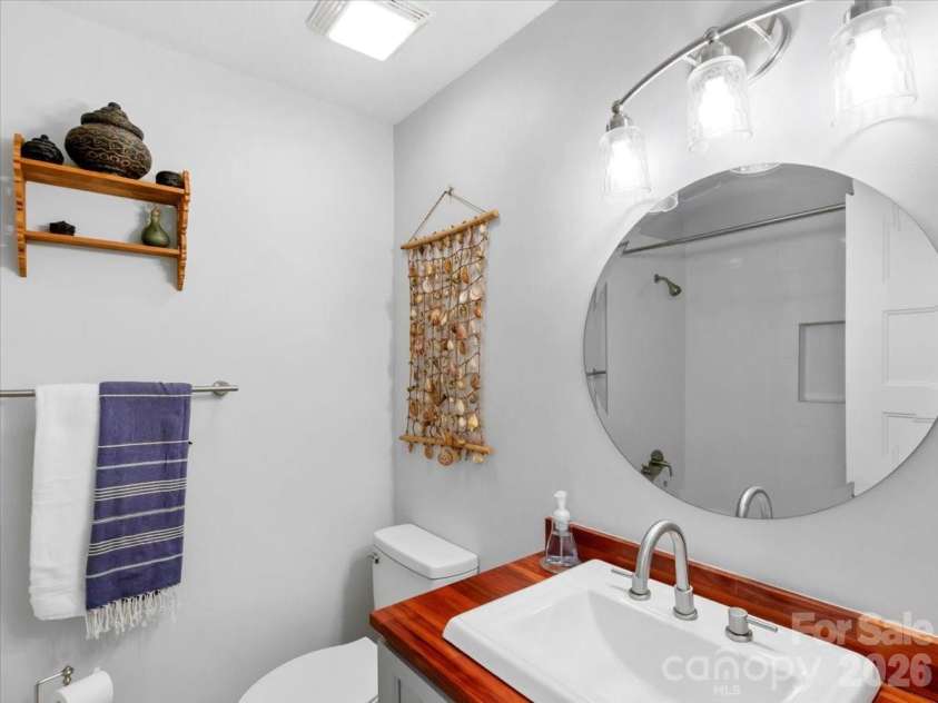 1280 Old Mine Fork Road, Burnsville, NC 28714.  MLS# CAR4400499, YatesRealty ID 13919. Bathroom #2