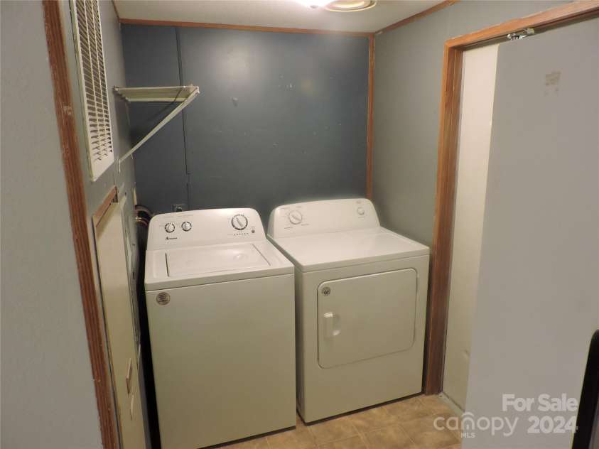 2271 Gouges Creek Road, Spruce Pine, NC 28777.  MLS# CAR4202059, YatesRealty ID 13919. Laundry/ Mudroom