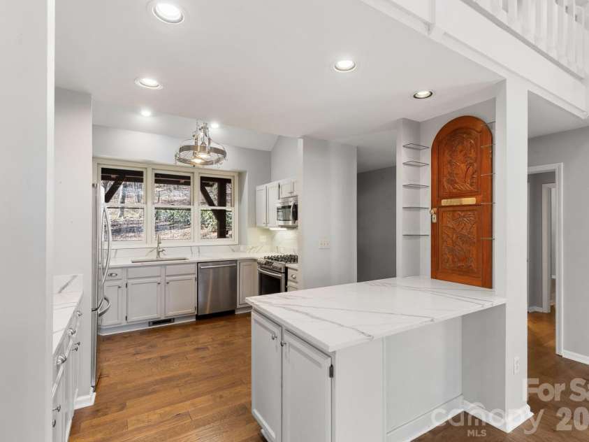 451 Crescent Trail, Highlands, NC 28741.  MLS# CAR4342214, YatesRealty ID 1392. Kitchen