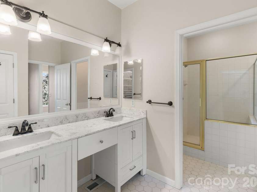 451 Crescent Trail, Highlands, NC 28741.  MLS# CAR4342214, YatesRealty ID 1392. Primary Ensuite Bath with Walk-in Shower and Deep Jetted Tub