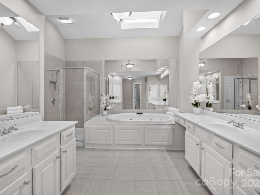 7543 Bluestar Lane, Charlotte, NC 28226.  MLS# CAR4220288, YatesRealty ID 1392. Bright primary bathroom