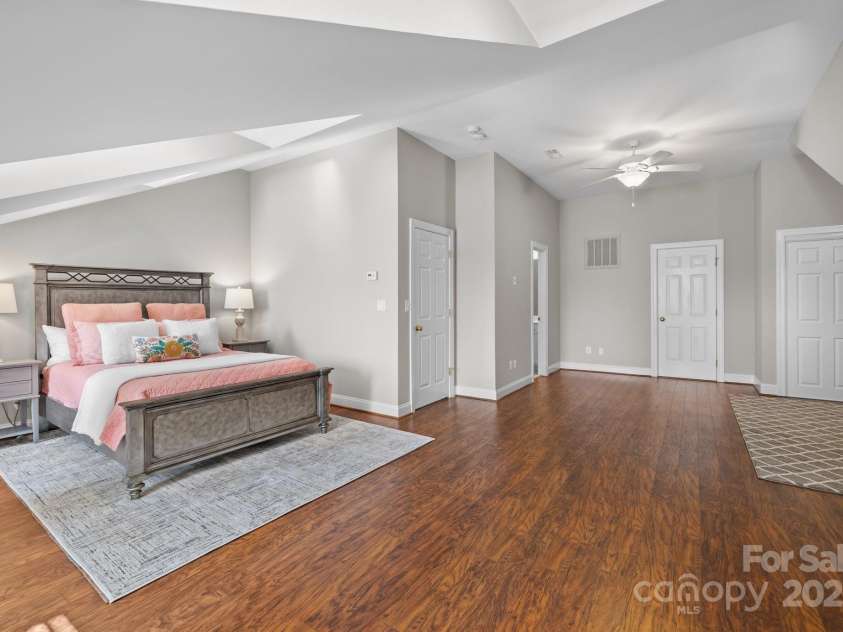 7543 Bluestar Lane, Charlotte, NC 28226.  MLS# CAR4220288, YatesRealty ID 1392. Huge space can be used in several ways