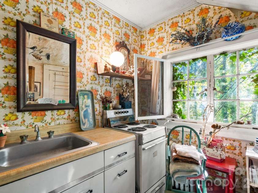 414 Beaucatcher Road, Asheville, NC 28805.  MLS# CAR4314070, YatesRealty ID 13920. 