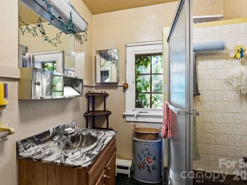 414 Beaucatcher Road, Asheville, NC 28805.  MLS# CAR4314070, YatesRealty ID 13920. 