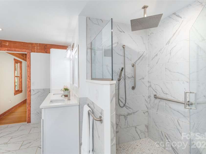 353 Dingle Creek Lane, Asheville, NC 28803.  MLS# CAR4258995, YatesRealty ID 13922. Main Floor Primary Bath