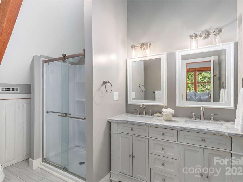 353 Dingle Creek Lane, Asheville, NC 28803.  MLS# CAR4258995, YatesRealty ID 13922. Upstairs Primary Bath